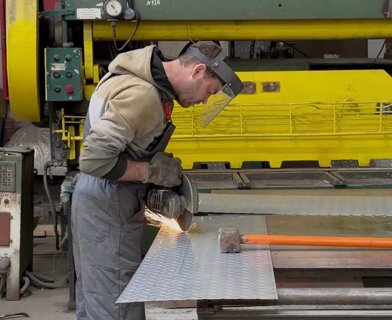 У Дарницькому депо в Києві ремонтують трамвай Tatra T3: фото