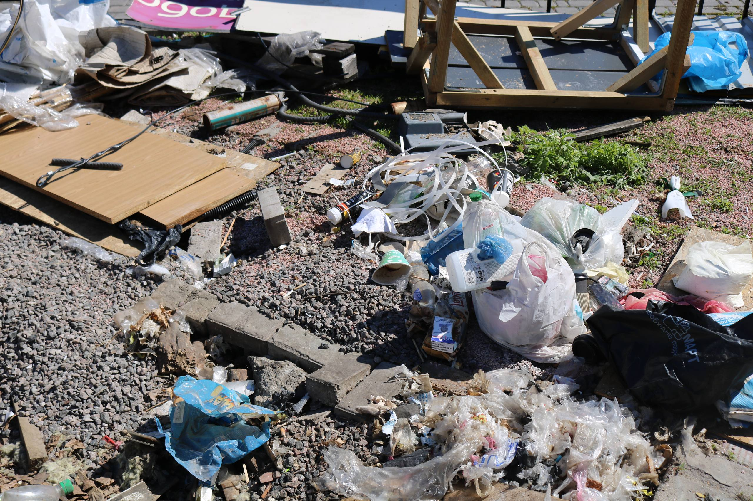 На вулиці Єреванській у Києві демонтують незаконні МАФи: фото