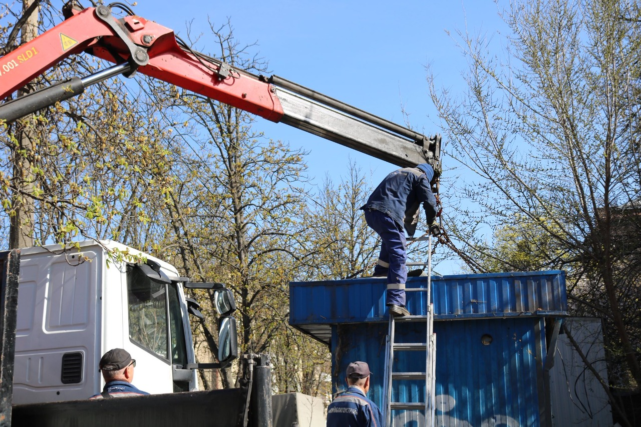 На вулиці Єреванській у Києві демонтують незаконні МАФи: фото
