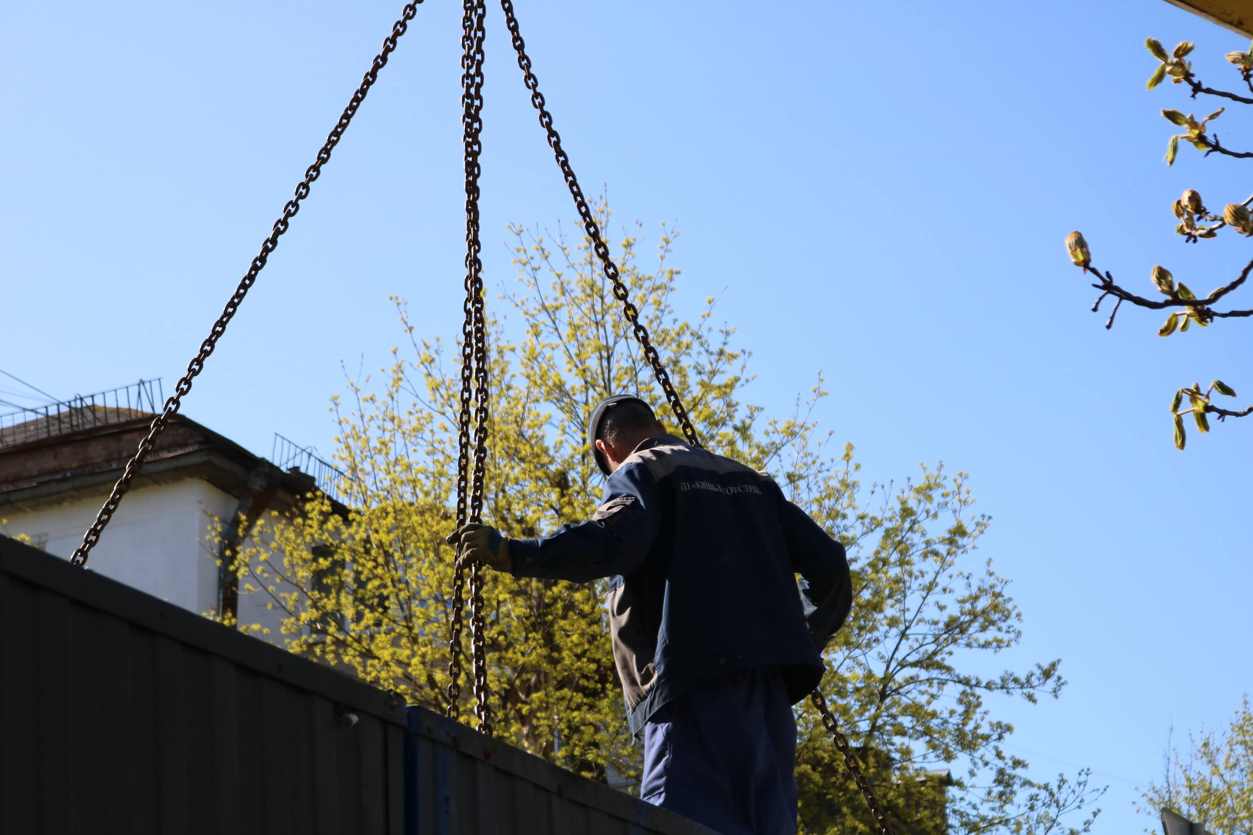 На вулиці Єреванській у Києві демонтують незаконні МАФи: фото