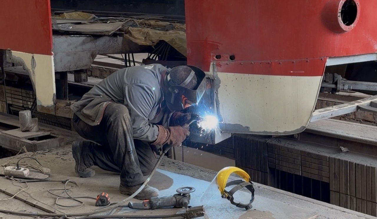 У Дарницькому депо ремонтують трамвай Tatra T3: фото