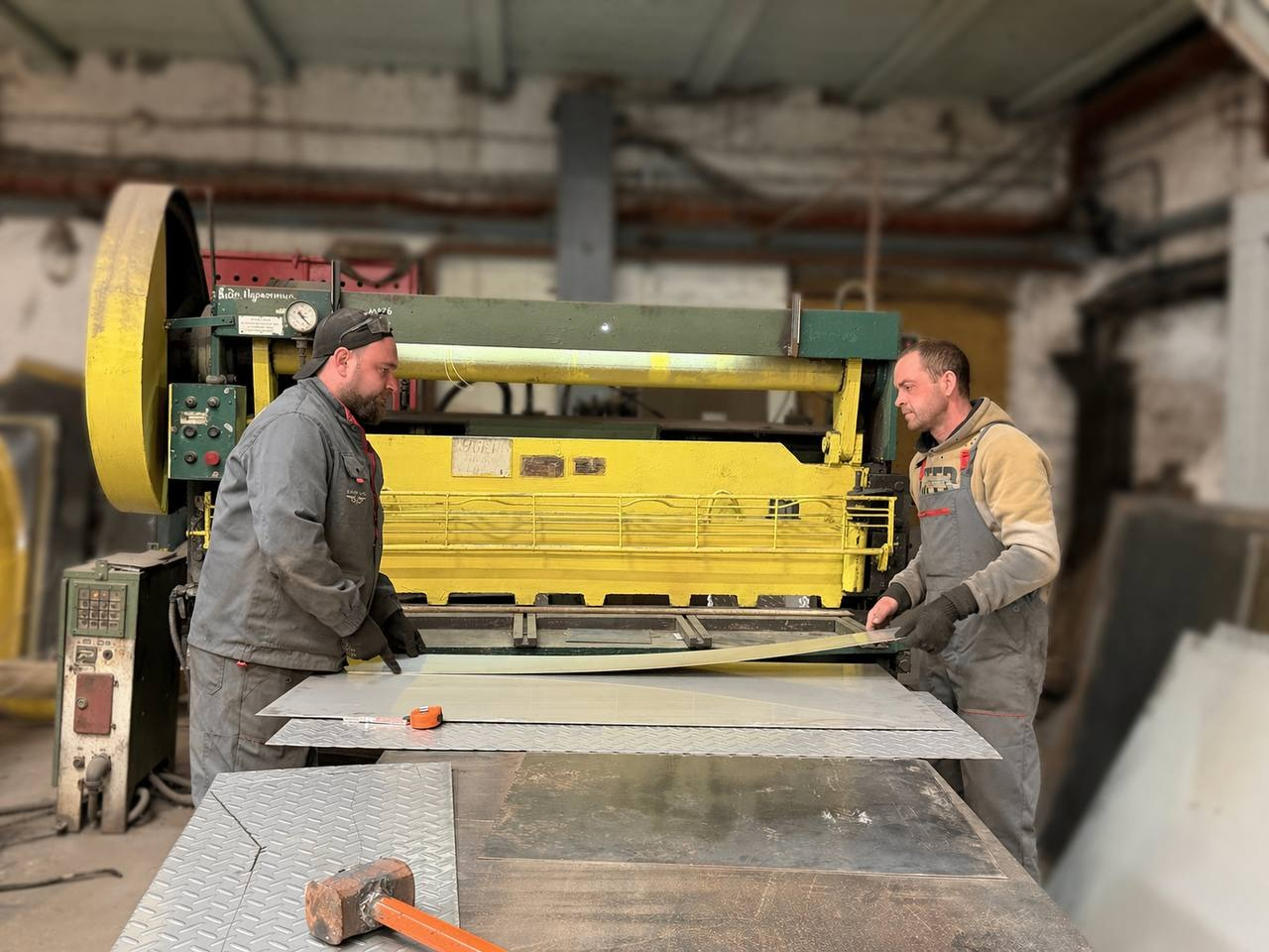 У Дарницькому депо в Києві ремонтують трамвай Tatra T3: фото