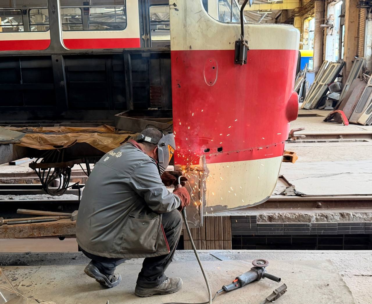 У Дарницькому депо в Києві ремонтують трамвай Tatra T3: фото