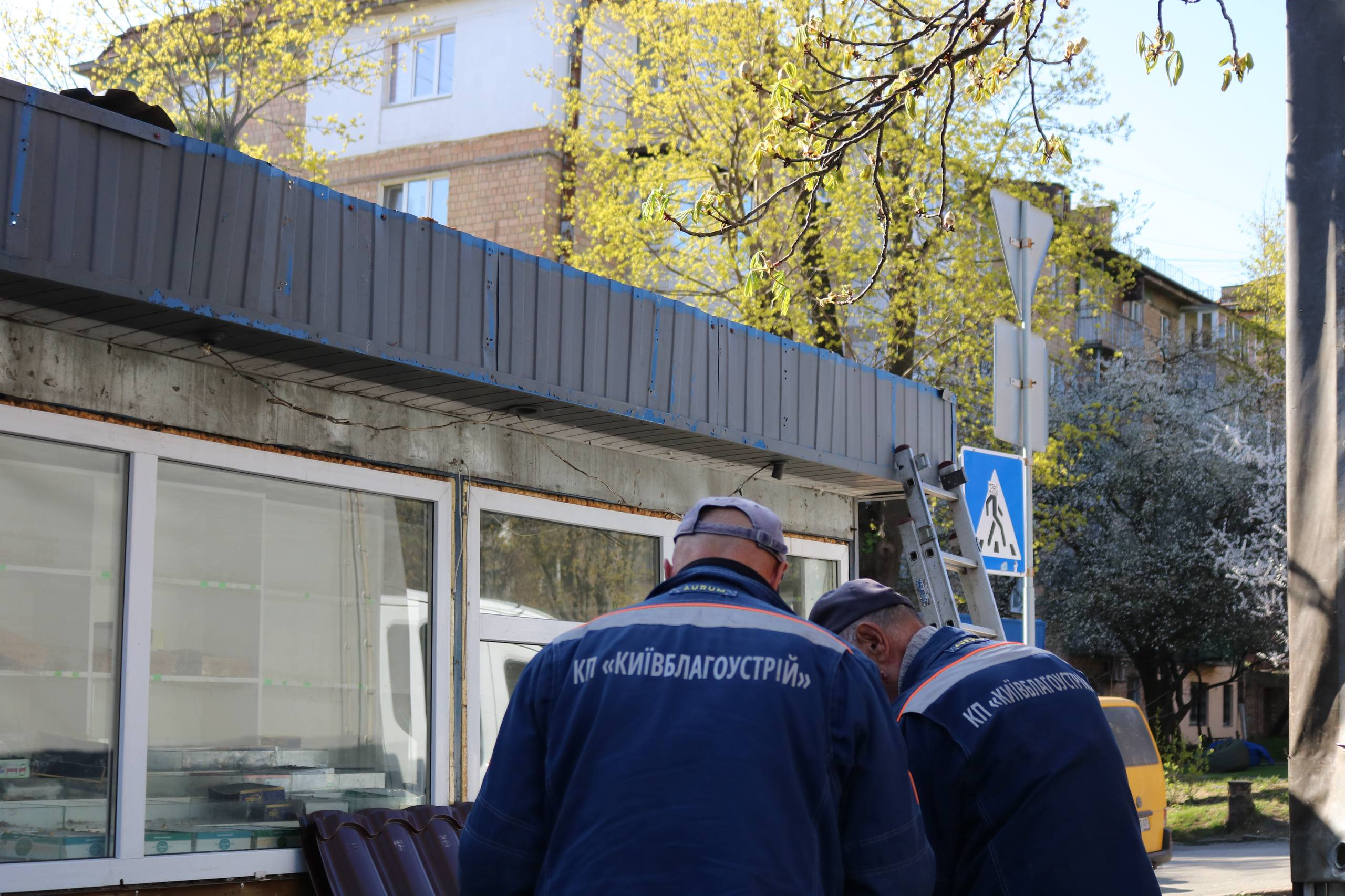 На вулиці Єреванській у Києві демонтують незаконні МАФи: фото