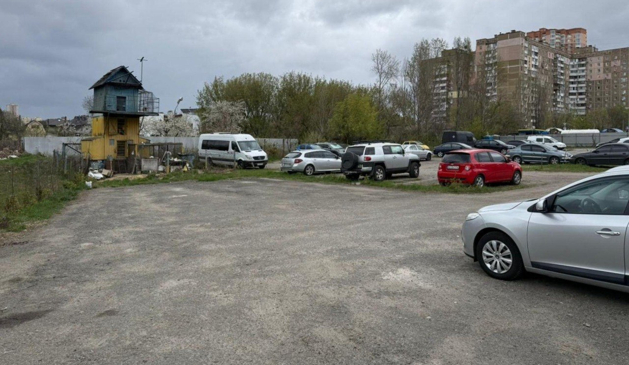 У Святошинському районі намагалися захопити землю, звевши на ділянці голубник: фото