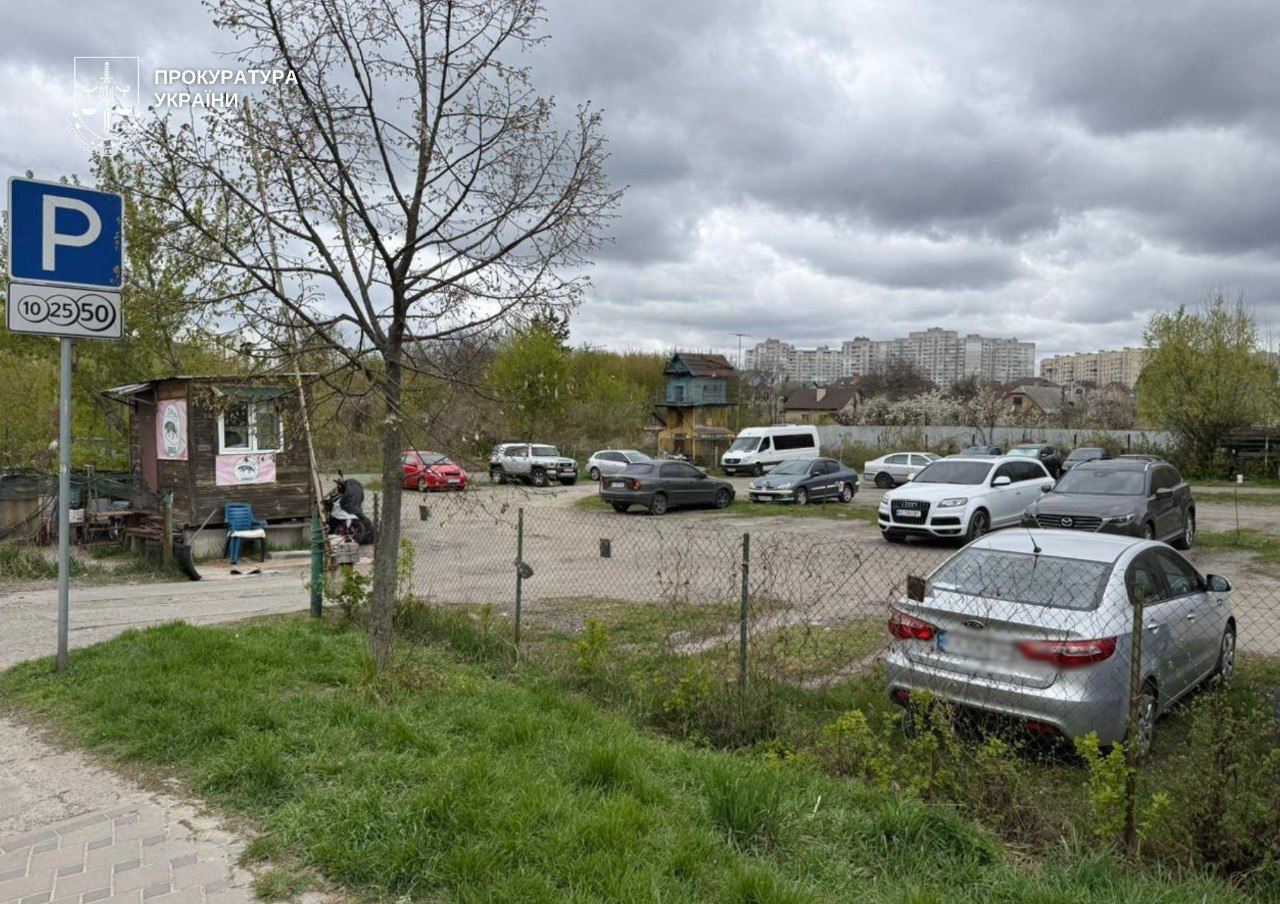 У Святошинському районі Києва намагалися захопити землю, звевши на ділянці голубник: фото