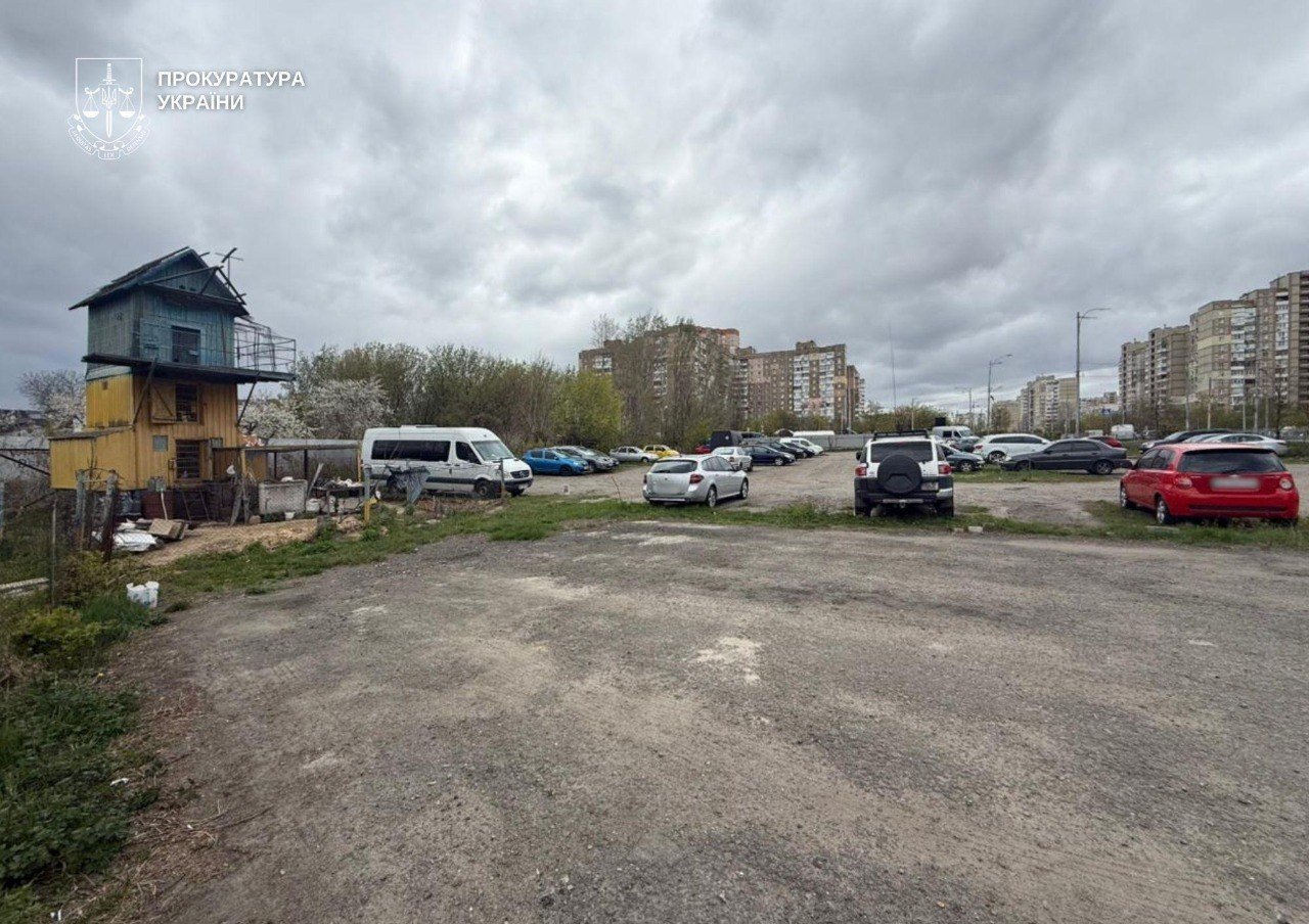 У Святошинському районі Києва намагалися захопити землю, звевши на ділянці голубник: фото