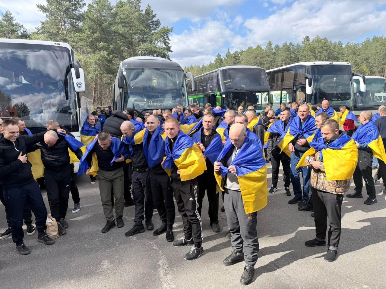 Відбувся ще один обмін військовополоненими: додому повертаються 193 воїни
