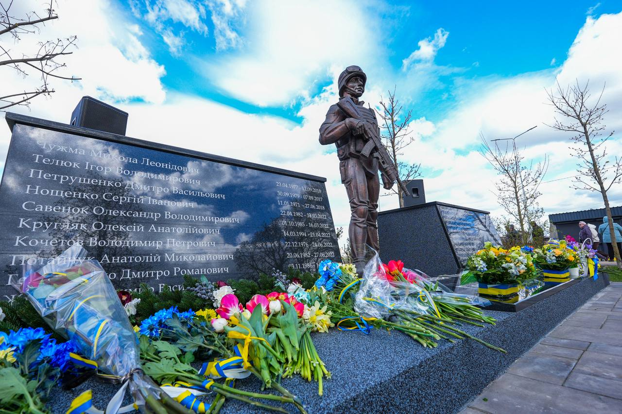 У Бабинцях на Київщині відкрили Монумент загиблим захисникам України: фото