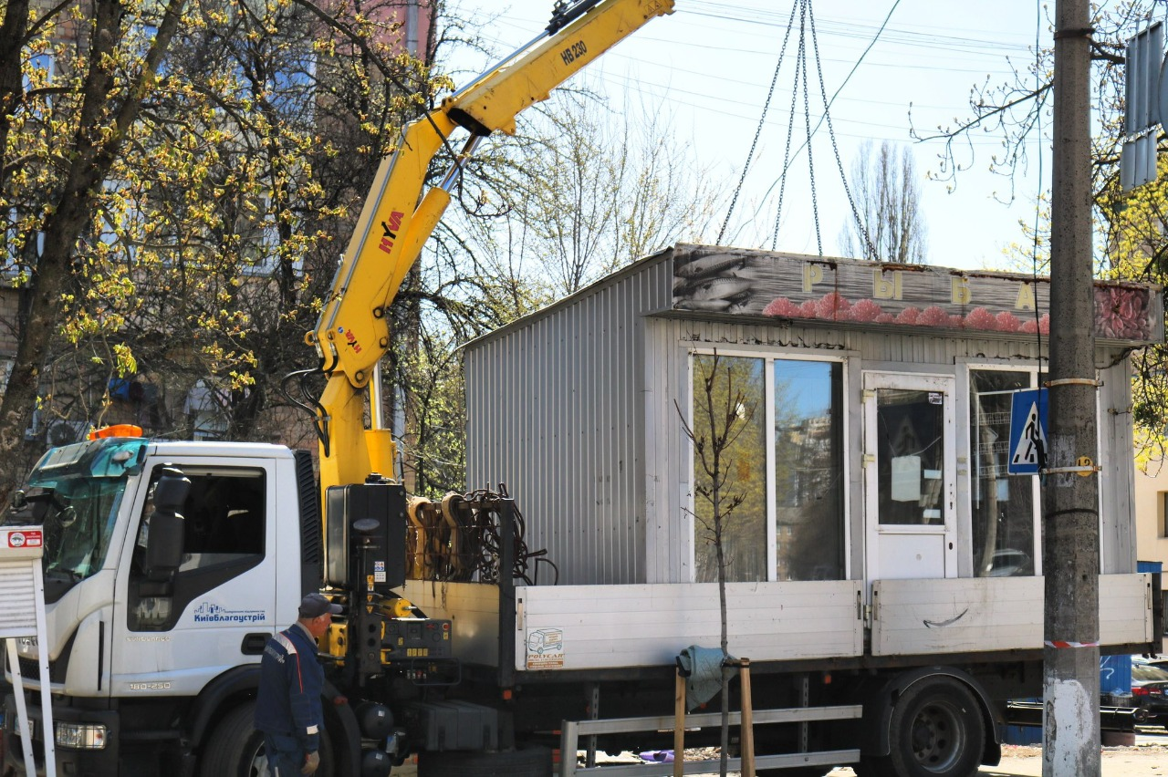 Понад 40 тимчасових споруд і МАФів демонтували у Києві за тиждень: фото