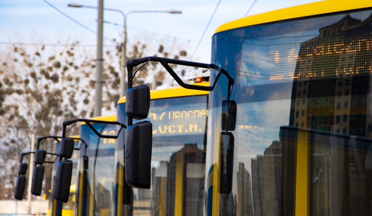 Автобуси і тролейбус у Києві змінять схеми руху 25-26 квітня: деталі