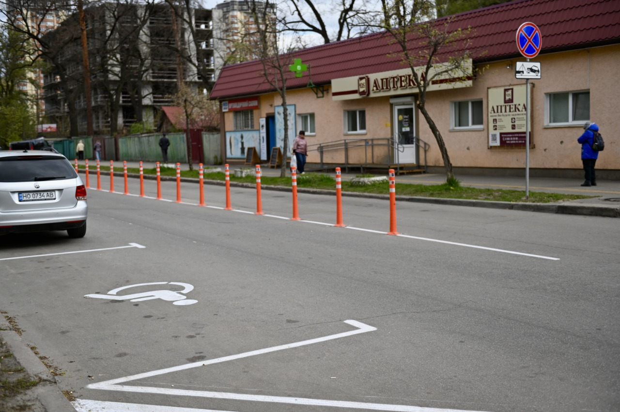 Біля медзакладу на вулиці Федора Кричевського у Києві впорядкували паркування: деталі