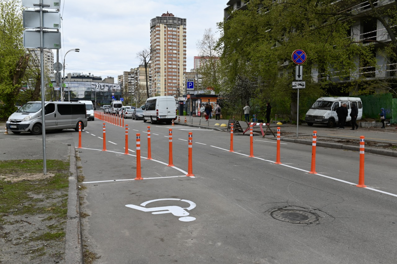 Біля медзакладу на вулиці Федора Кричевського у Києві впорядкували паркування: деталі