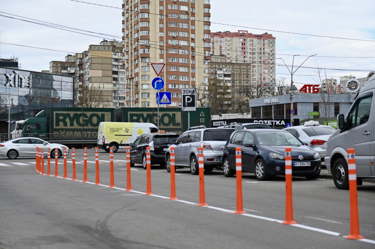 Біля медзакладу на вулиці Федора Кричевського у Києві впорядкували паркування: деталі