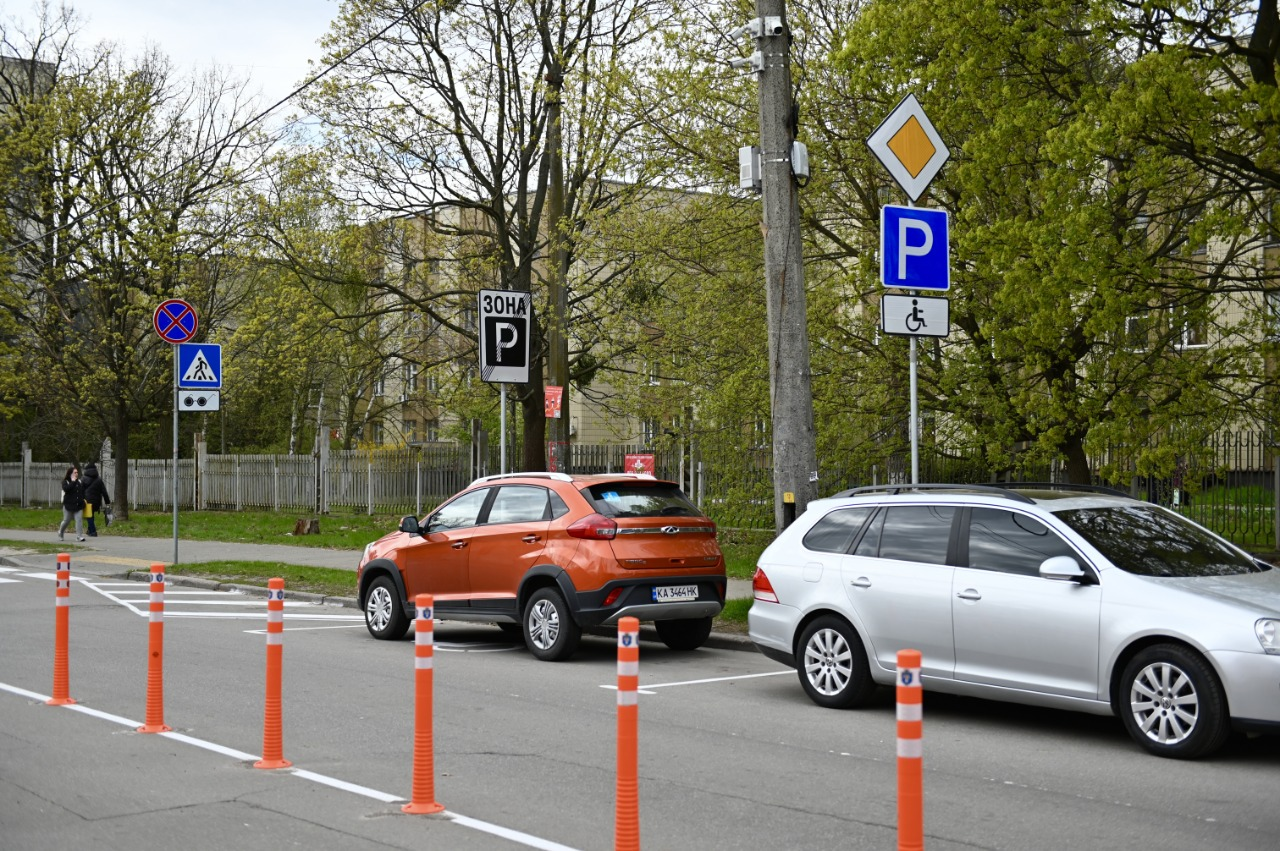 Біля медзакладу на вулиці Федора Кричевського у Києві впорядкували паркування: деталі