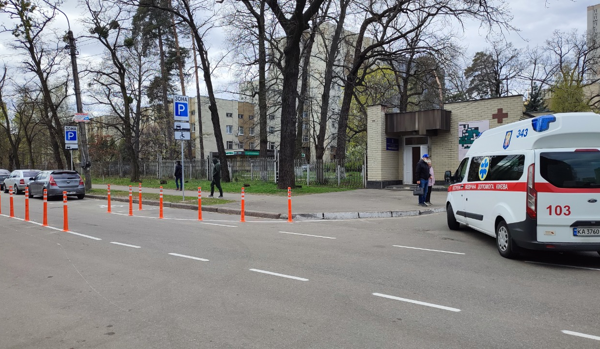 Біля медзакладу на вулиці Федора Кричевського впорядкували паркування: деталі