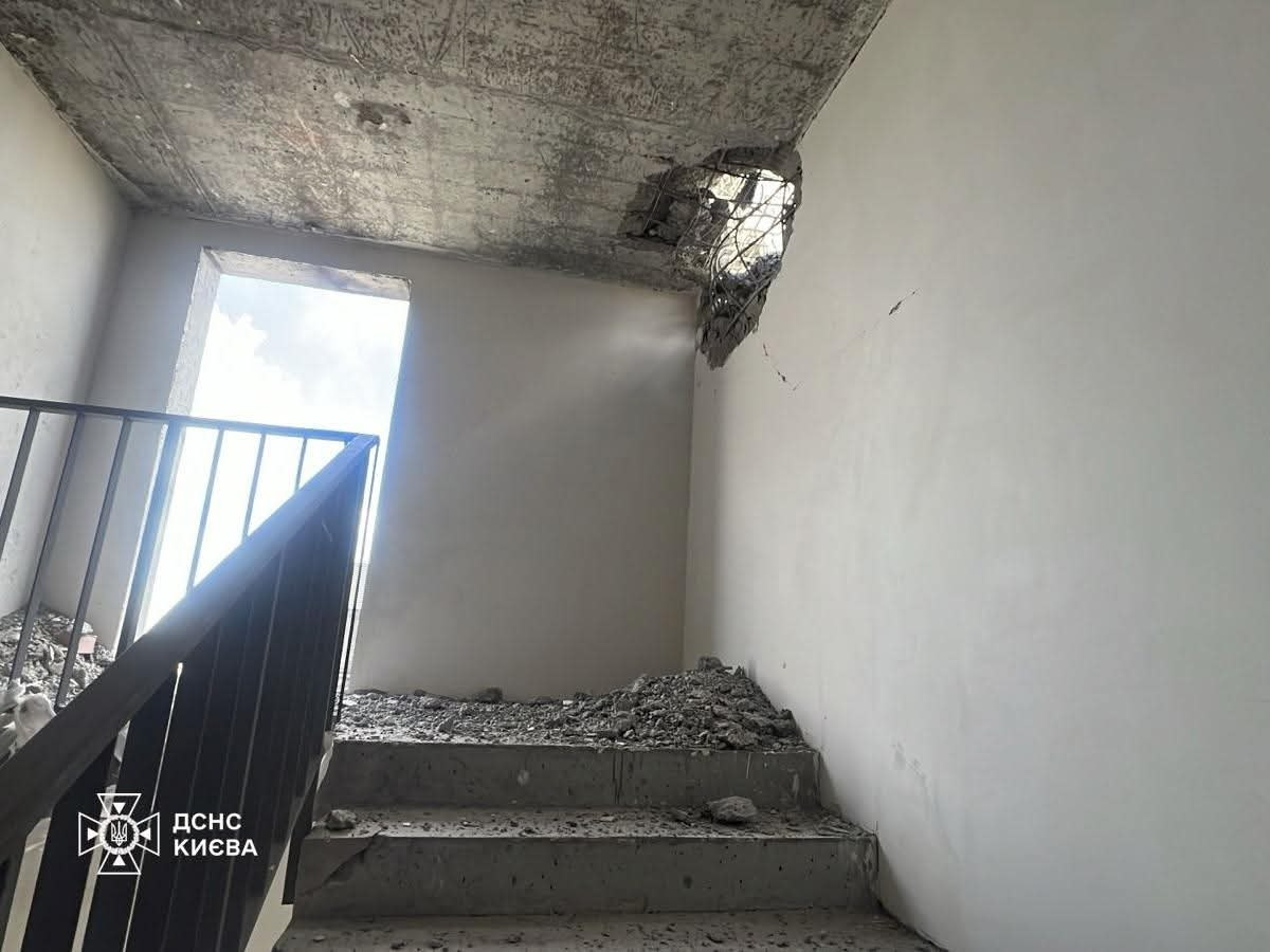 У ДСНС показали наслідки дронової атаки на Київ вдень 28 квітня 2026 року: фото