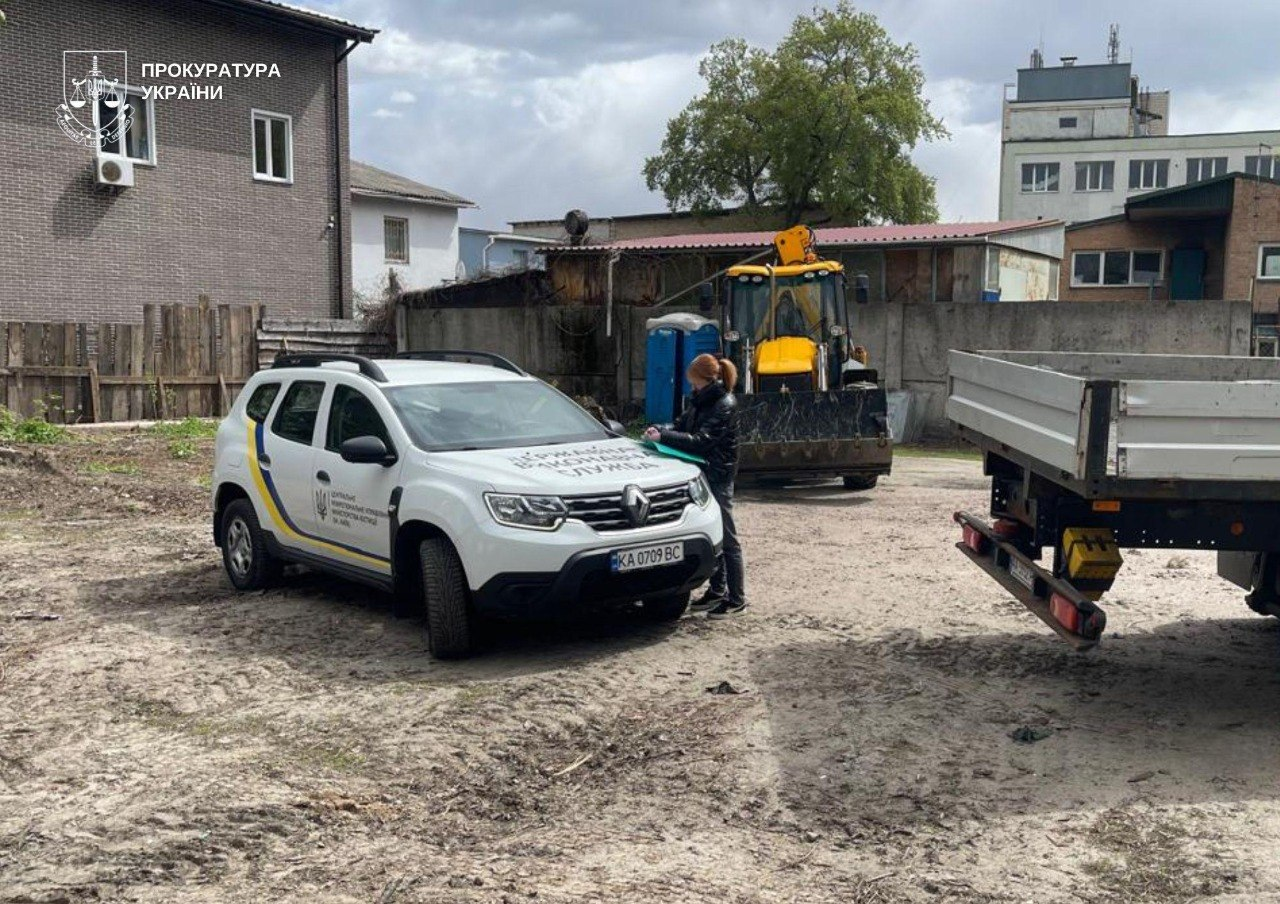 На Оболоні у Києві демонтували незаконну парковку, облаштовану на комунальній землі
