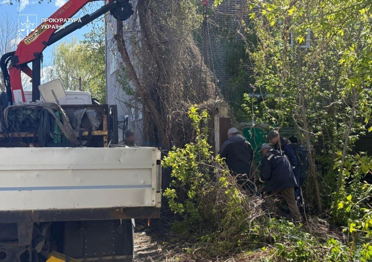 На Оболоні у Києві демонтували незаконну парковку, облаштовану на комунальній землі
