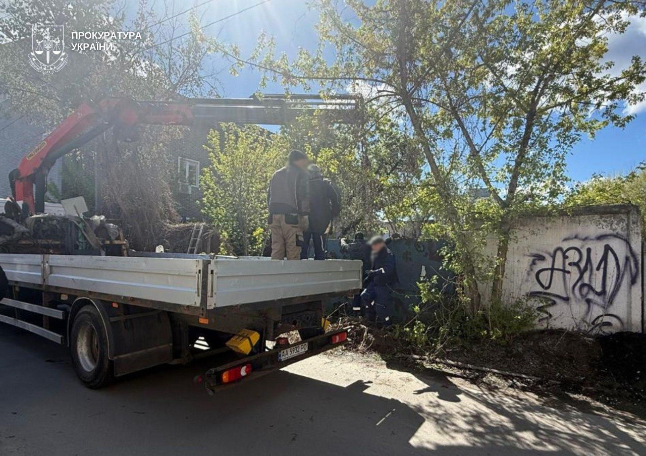 На Оболоні у Києві демонтували незаконну парковку, облаштовану на комунальній землі