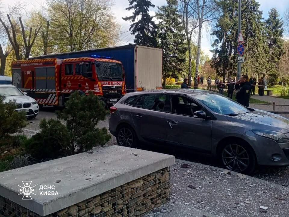 У ДСНС показали наслідки дронової атаки на Київ вдень 28 квітня 2026 року: фото