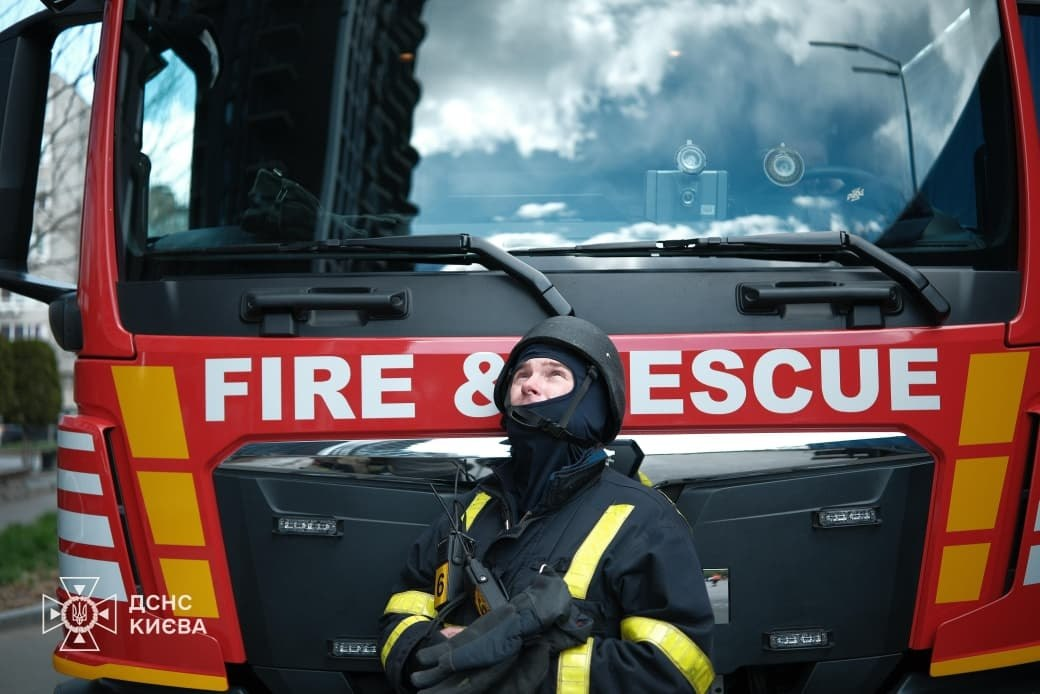 У ДСНС показали наслідки дронової атаки на Київ вдень 28 квітня 2026 року: фото