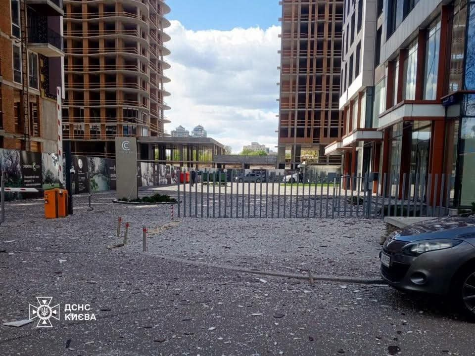 У ДСНС показали наслідки дронової атаки на Київ вдень 28 квітня 2026 року: фото