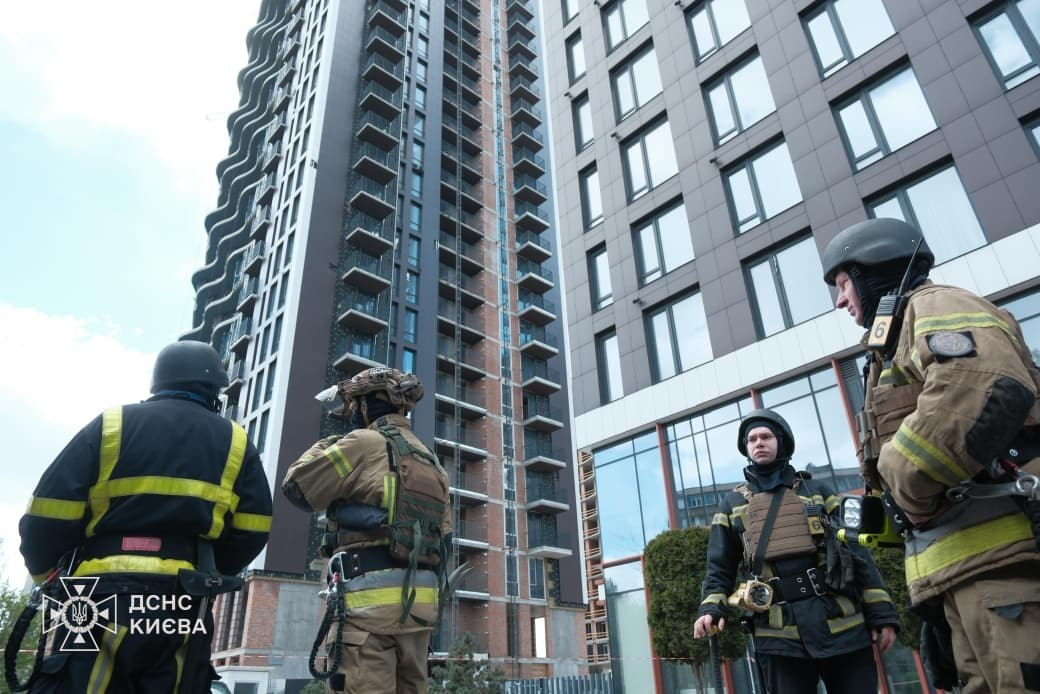 У ДСНС показали наслідки дронової атаки на Київ вдень 28 квітня 2026 року: фото