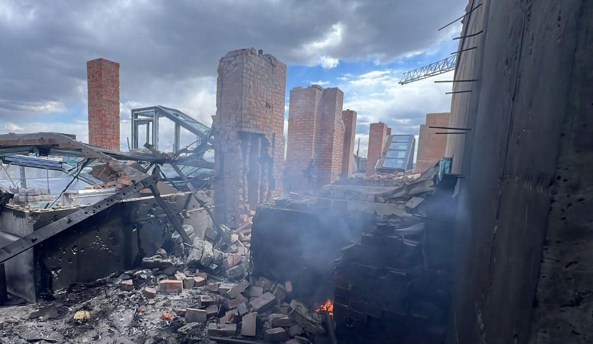 У ДСНС показали наслідки дронової атаки на Київ вдень 28 квітня: фото