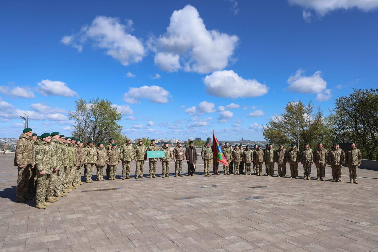 Біля Арки Свободи у Києві встановили пам’ятний знак бойових підрозділів ДПСУ: фото