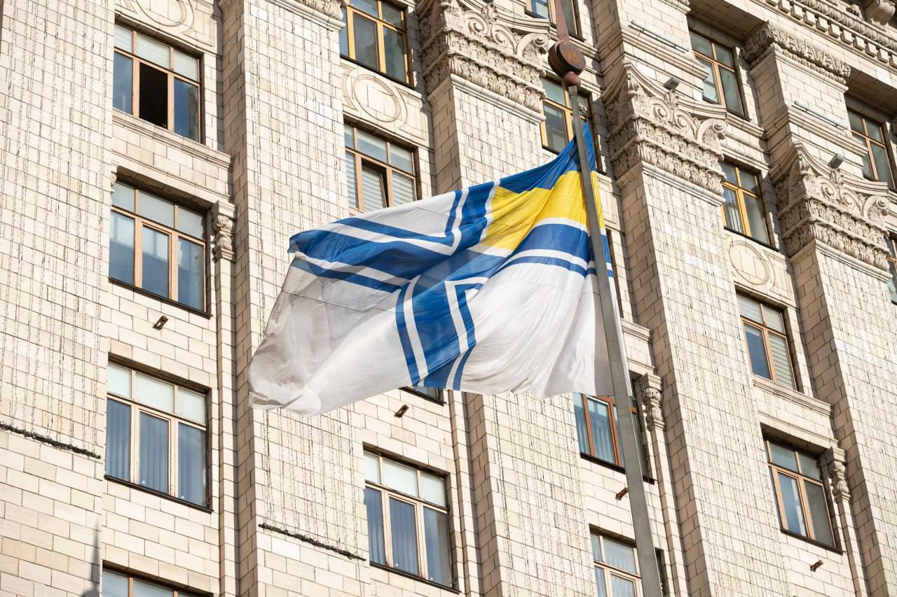 Біля КМДА підняли Військово-Морський Прапор ЗСУ: фото