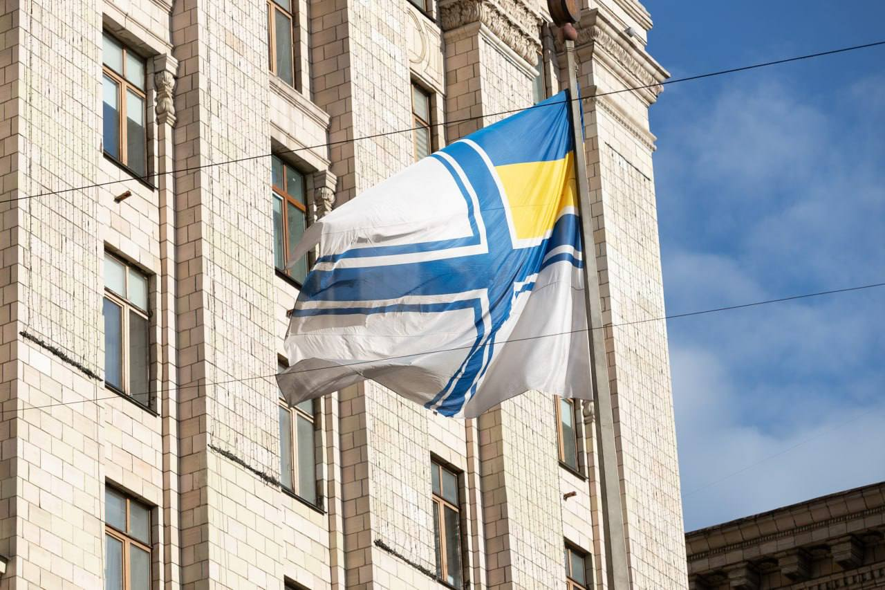 Біля КМДА підняли Військово-Морський Прапор ЗСУ: фото