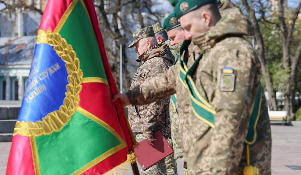 Біля Арки Свободи у Києві встановили пам’ятний знак бойових підрозділів ДПСУ