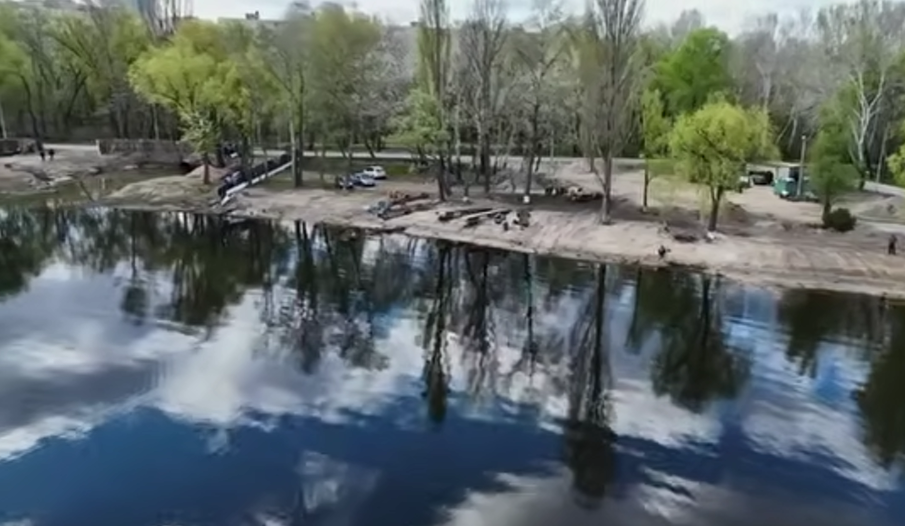 На Оболоні очистили акваторію затоки Наталка від незаконних плавзасобів