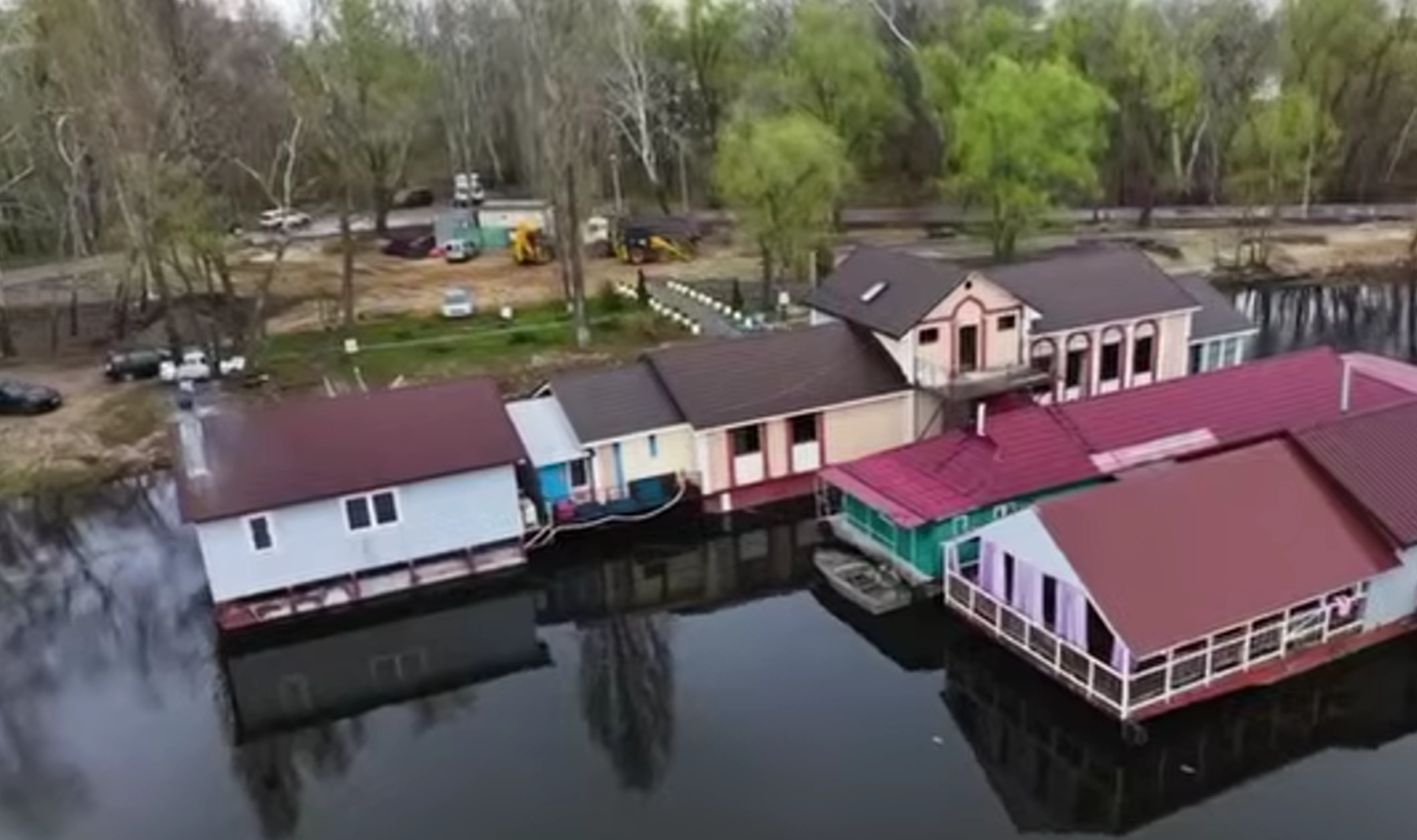 На Оболоні очистили акваторію затоки Наталка від незаконних плавзасобів