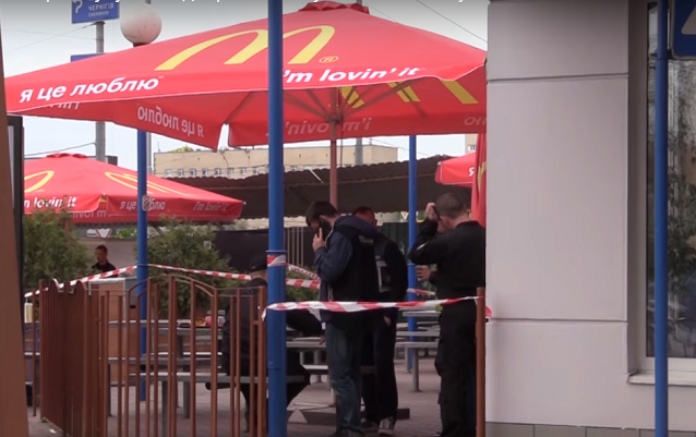 Вбив одним ударом: з'явилося відео трагедії біля McDonald's в Києві