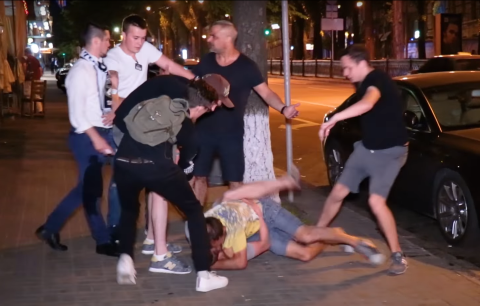 В центре Киева фанаты «Ливерпуля» подрались с другими посетителями паба (фото, видео)