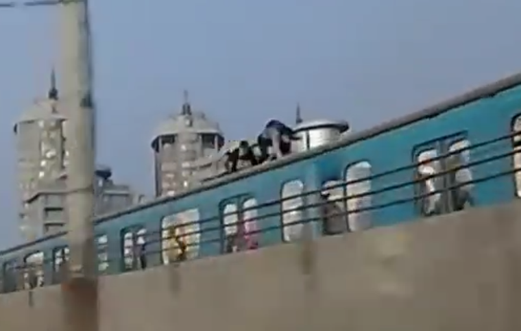 В столице подростки бегали по крыше едущего поезда метро (видео)