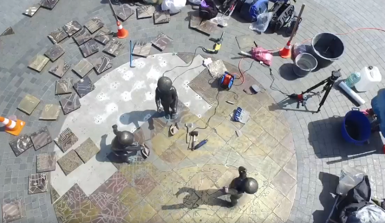 На Почтовой площади восстанавливают «Малышей, пускающих кораблики» (видео)