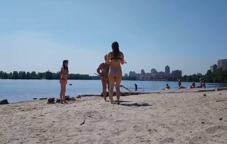 На киевском пляже пенсионерки подрались с подростками (видео)
