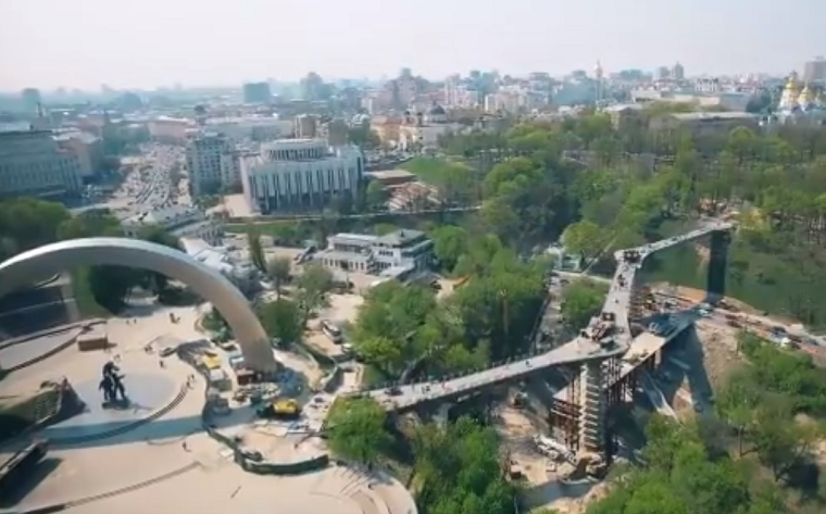 До открытия пешеходно-велосипедного моста осталось меньше месяца (видео)
