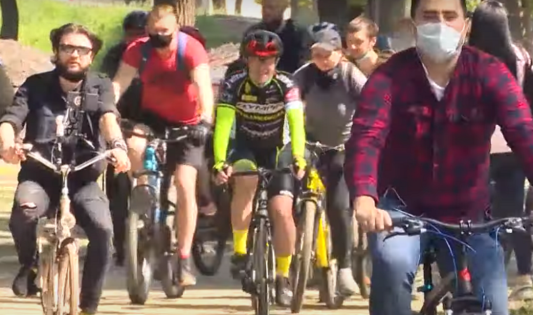 Маршрут Зеленского: в центре столицы велосипедисты провели акцию «Прокатимся?»