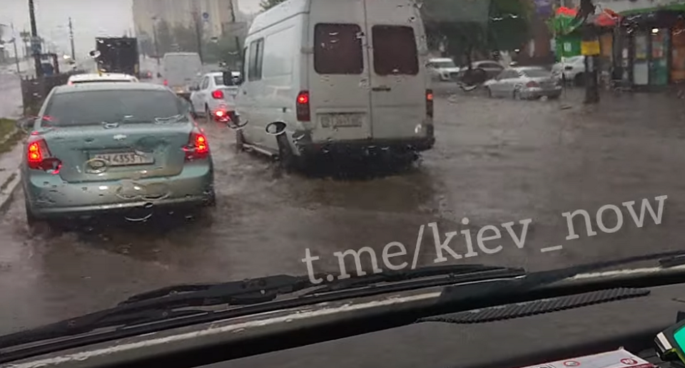 Из-за ливня затопило дорогу возле «Черниговской»