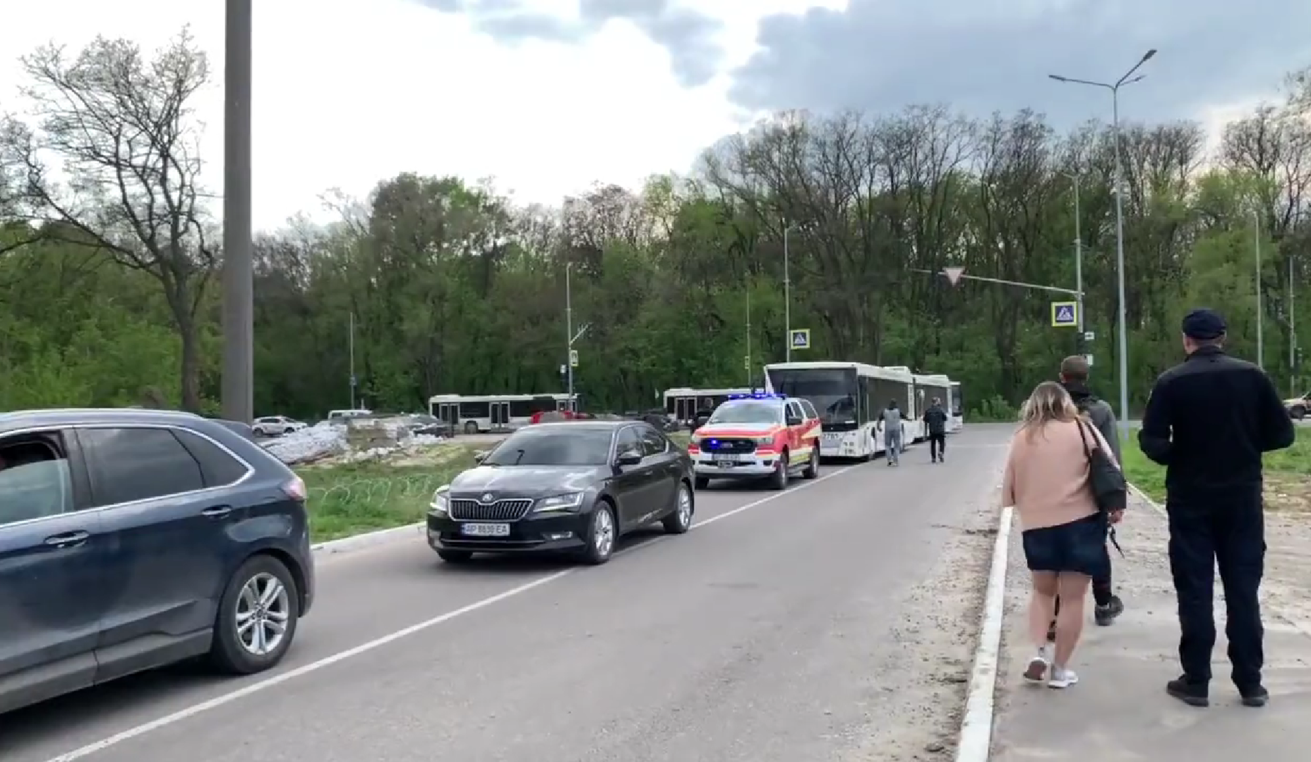Евакуація цивільних із "Азовсталі": до Запоріжжя прибули перші автобуси з людьми
