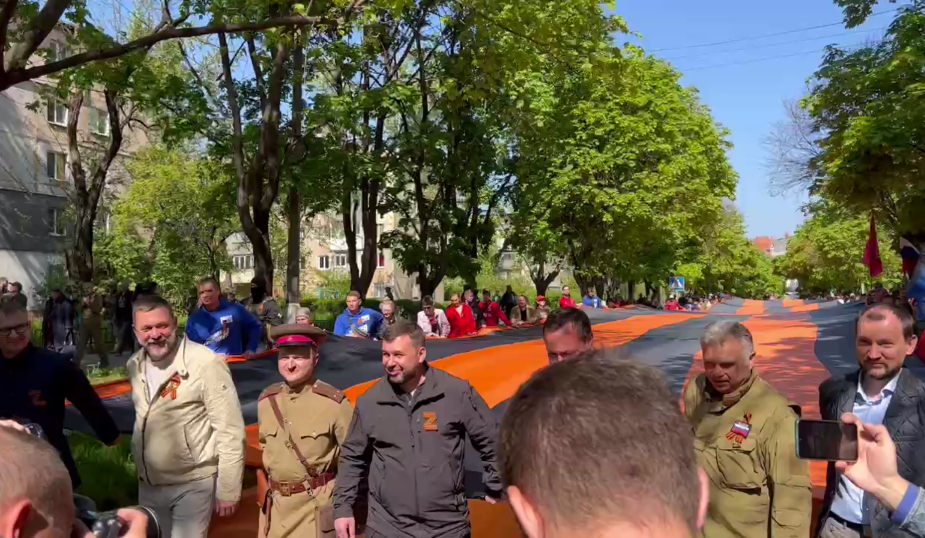 Окупанти влаштували постановні паради в захоплених містах України
