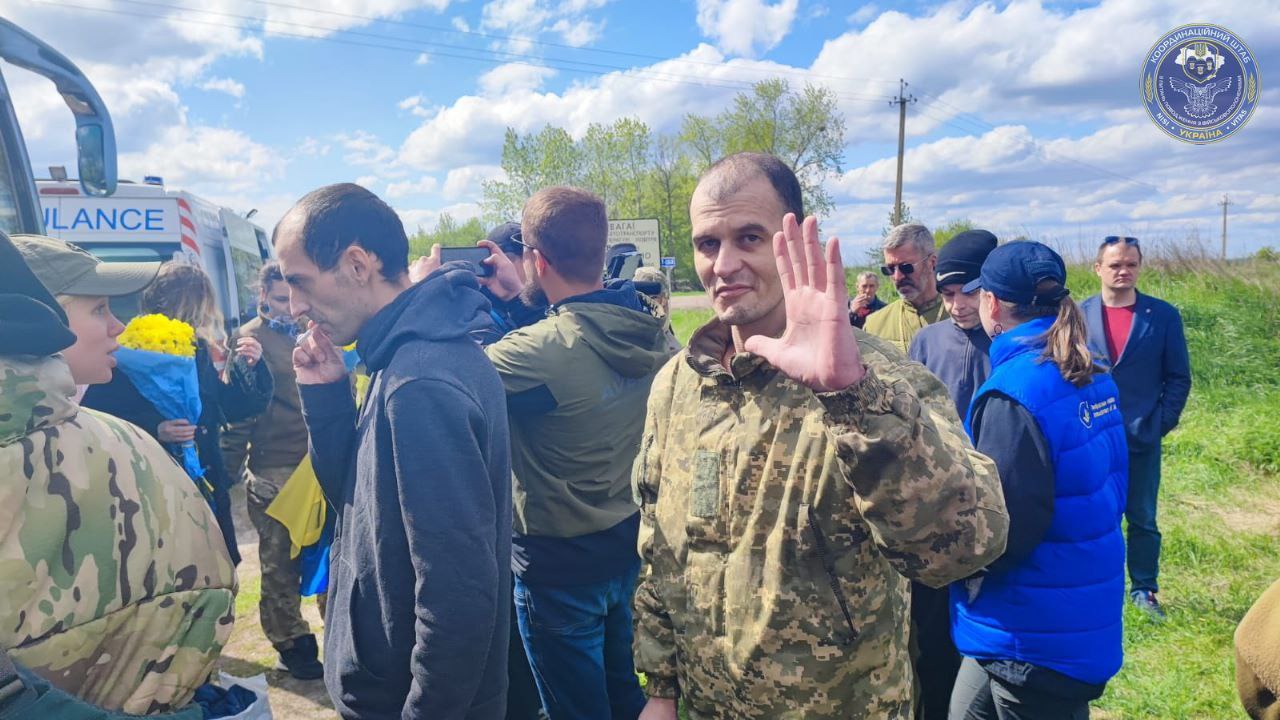 Сьогодні, 6 травня, відбувся черговий обмін полоненими. Україна повернула 45 військових, зокрема молоду пару, яка побралася на "Азовсталі".