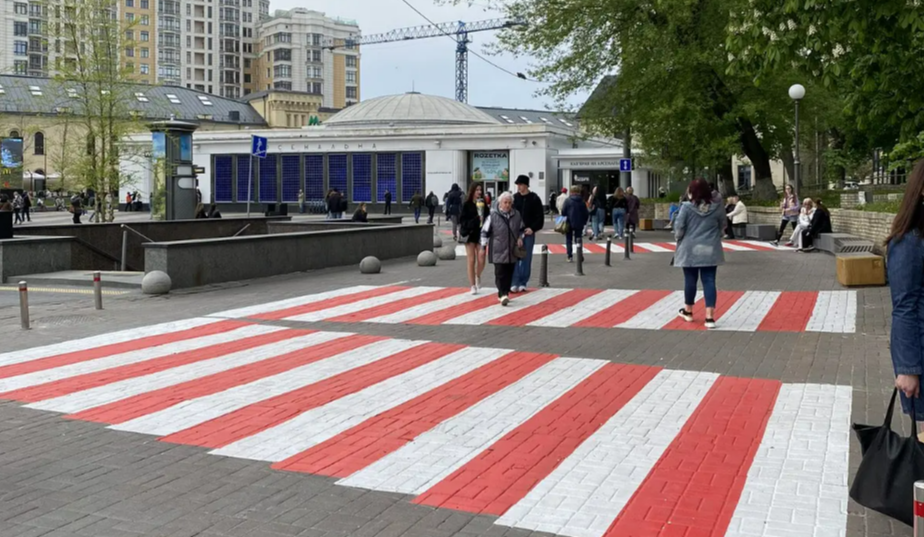 У Києві біля метро Арсенальна невідомі нанесли розмітку на пішохідній частині