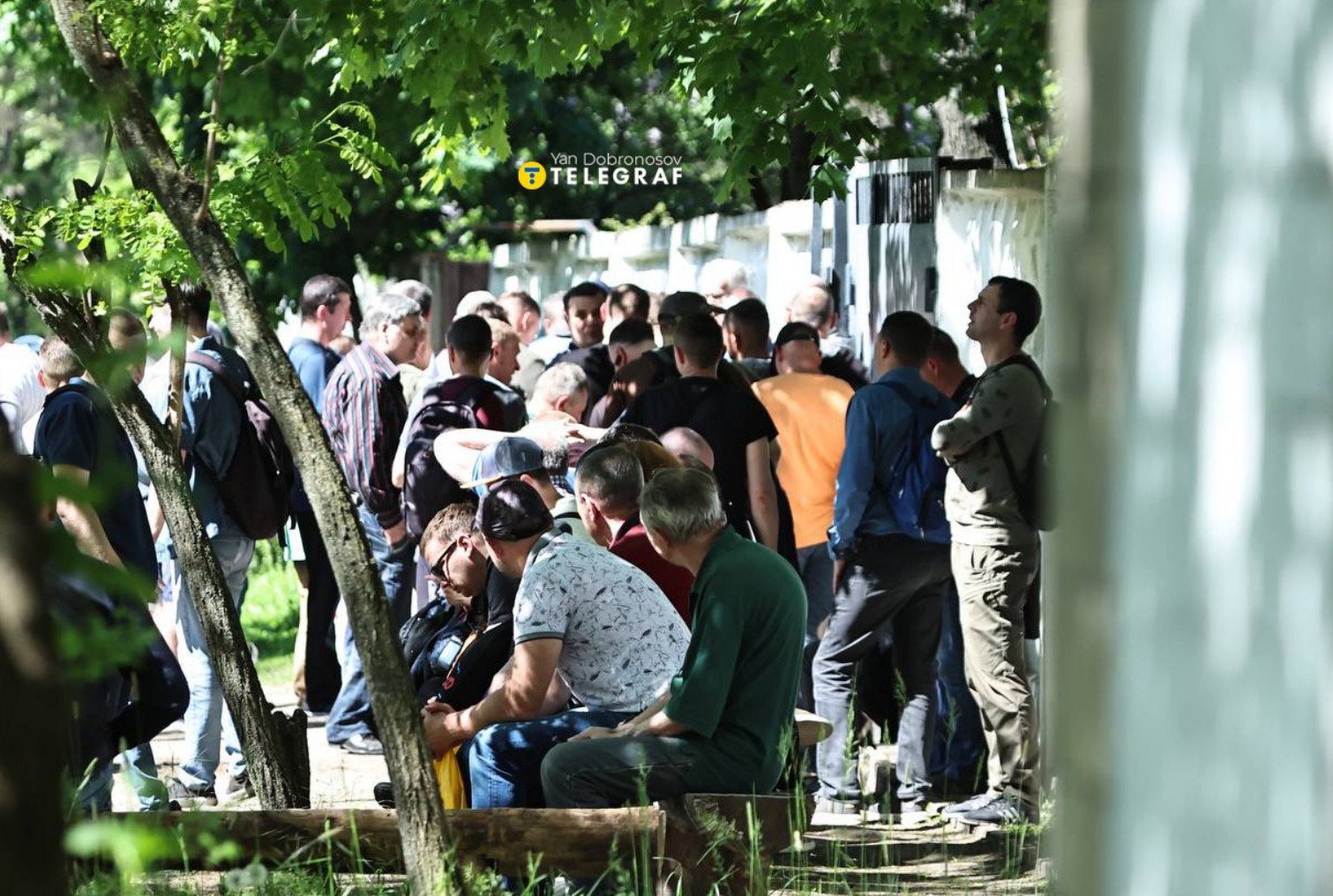 Черги до ТЦК у Києві 2 травня — чоловіки прийшли оновити дані: фото