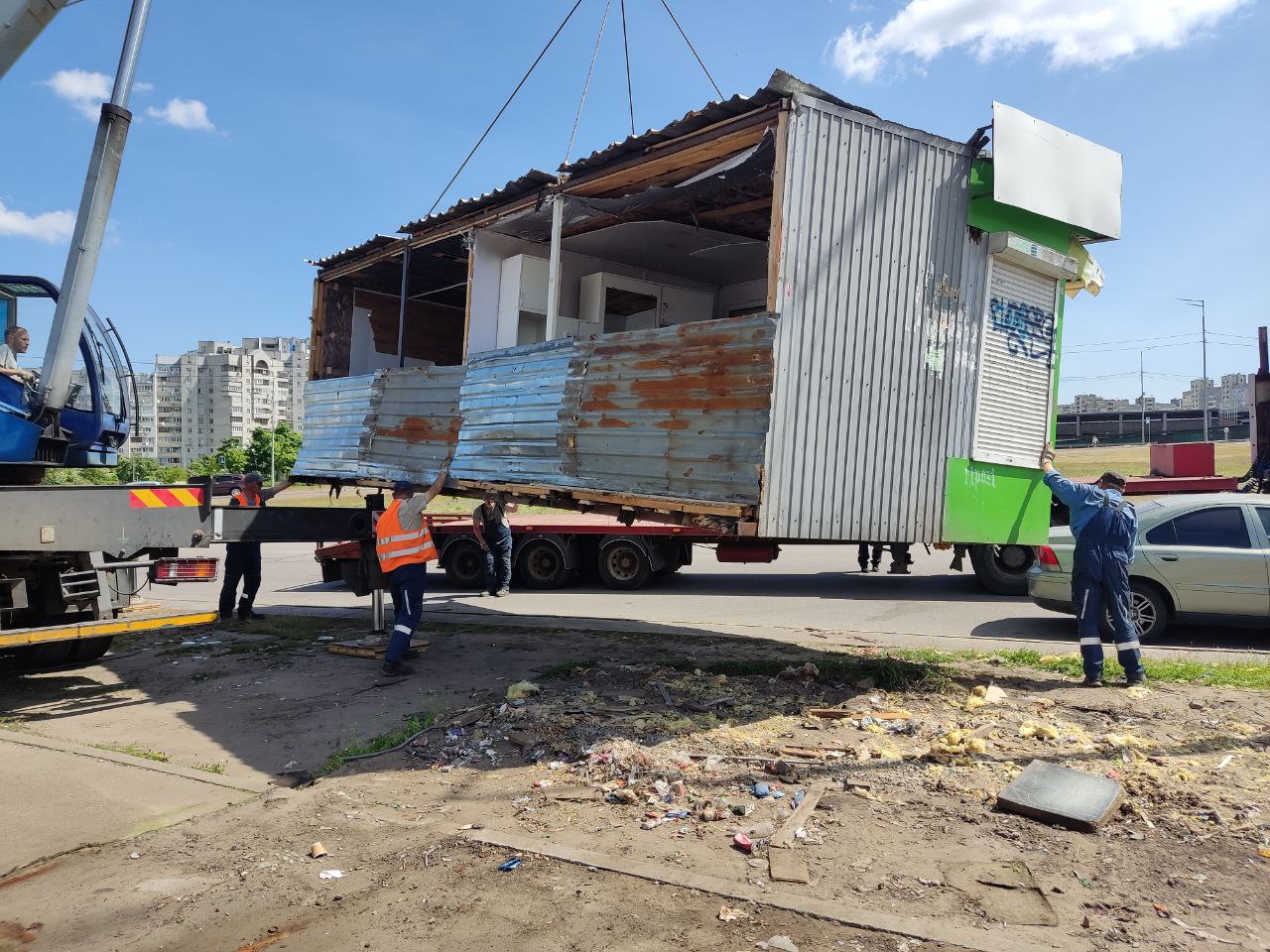 Комунальники демонтували МАФи біля станції метро “Позняки”