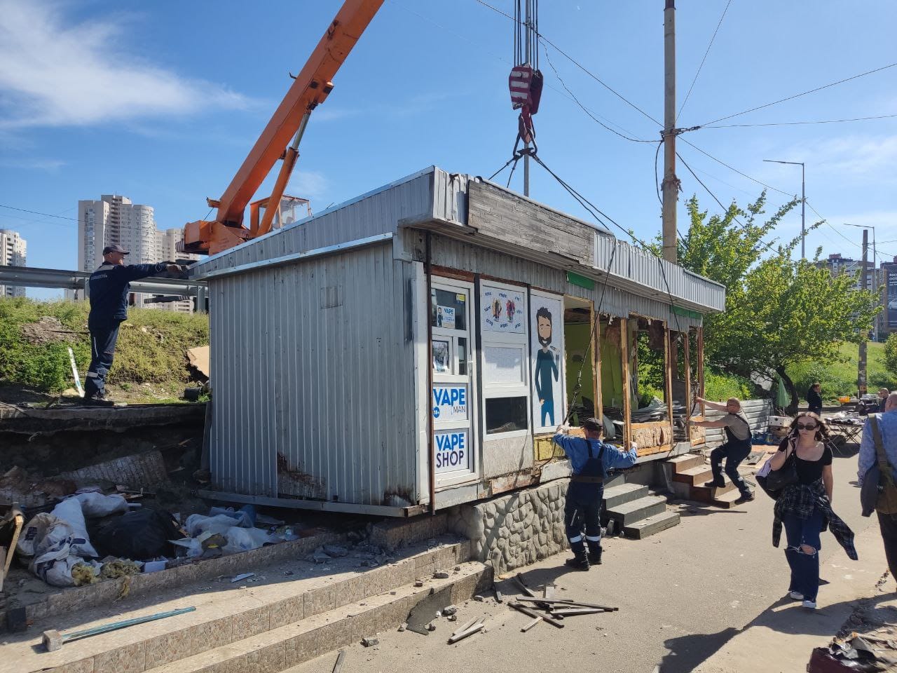 Комунальники демонтували МАФи біля станції метро “Позняки”